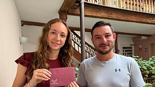 Miss und Mister Single-Couch Lena B. und Marco K. freuen sich &uuml;ber ihre Trachtengutscheine.