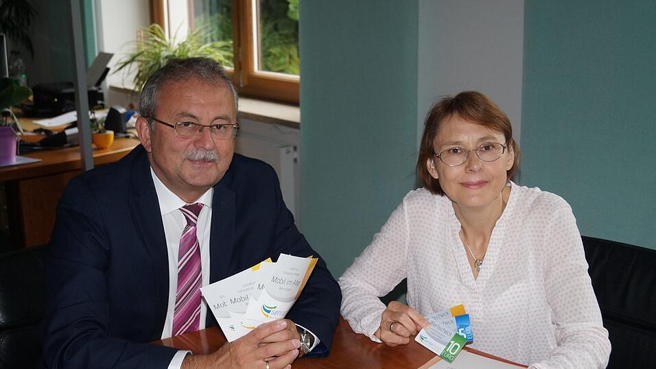 Landrat Josef Laumer und Sachgebietsleiterin Brigitte Tschimmel bei der Vorstellung des Konzepts seniormobil. Landrat Josef Laumer und Sachgebietsleiterin Brigitte Tschimmel bei der Vorstellung des Konzepts seniormobil.