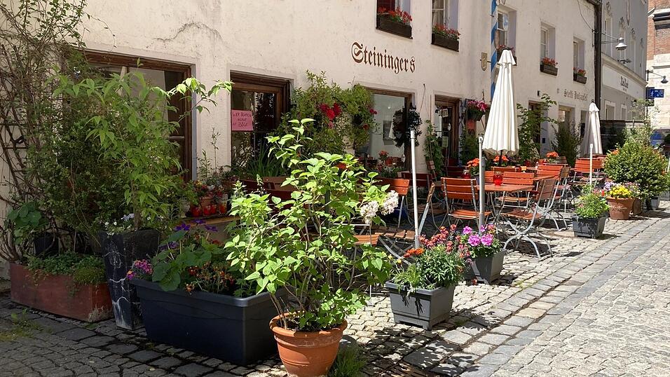 Das Steiningers in der Jakobsgasse. &bdquo;Meine gr&uuml;ne Oase&ldquo;, sagt Wirtin Conny Steininger. Um die Blumenpracht zu sch&uuml;tzen, hat sie jetzt ungew&ouml;hnliche Vorsichtsma&szlig;nahmen getroffen.