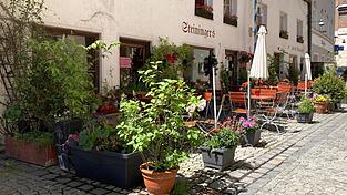 Das Steiningers in der Jakobsgasse. &bdquo;Meine gr&uuml;ne Oase&ldquo;, sagt Wirtin Conny Steininger. Um die Blumenpracht zu sch&uuml;tzen, hat sie jetzt ungew&ouml;hnliche Vorsichtsma&szlig;nahmen getroffen.