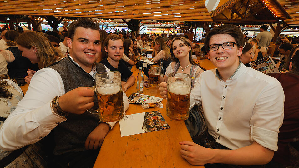 Die Partybilder vom Dienstag, 13. August 2024, aus dem Festzelt Nothaft. Die Partybilder vom Dienstag, 13. August 2024, aus dem Festzelt Nothaft.