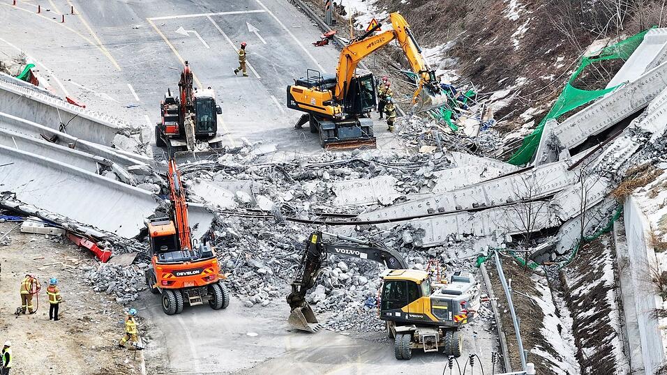 Mindestens zwei Personen bei einem Brückeneinsturz in Südkorea gestorben. Mindestens zwei Personen bei einem Brückeneinsturz in Südkorea gestorben.