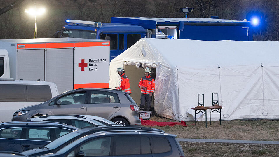 Auf einer Feier mit hunderten Gästen im oberpfälzischen Parsberg ist am Sonntagabend ein Mann angegriffen und tödlich verletzt worden. Auf einer Feier mit hunderten Gästen im oberpfälzischen Parsberg ist am Sonntagabend ein Mann angegriffen und tödlich verletzt worden.