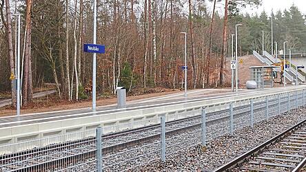 Solange die Treppe, gebaut im Auftrag des Landkreises, nicht fertig ist, müssen die Reisenden am Neubäuer Bahnhof ab dem Fahrplanwechsel den Weg durch das Waldstück auf sich nehmen. Solange die Treppe, gebaut im Auftrag des Landkreises, nicht fertig ist, müssen die Reisenden am Neubäuer Bahnhof ab dem Fahrplanwechsel den Weg durch das Waldstück auf sich nehmen.