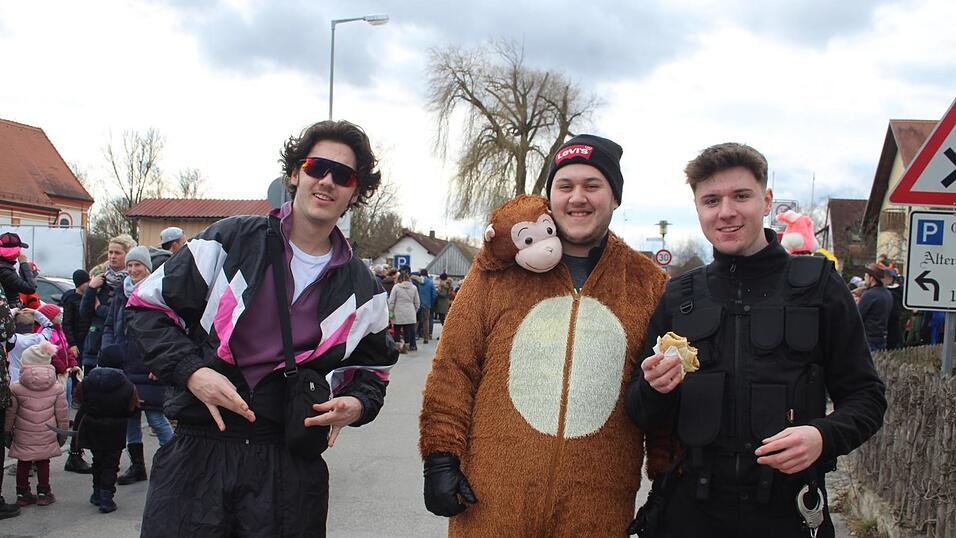 Viele Faschings-Fans haben sich am Samstag den Umzug in Langenbach angesehen. Viele Faschings-Fans haben sich am Samstag den Umzug in Langenbach angesehen.