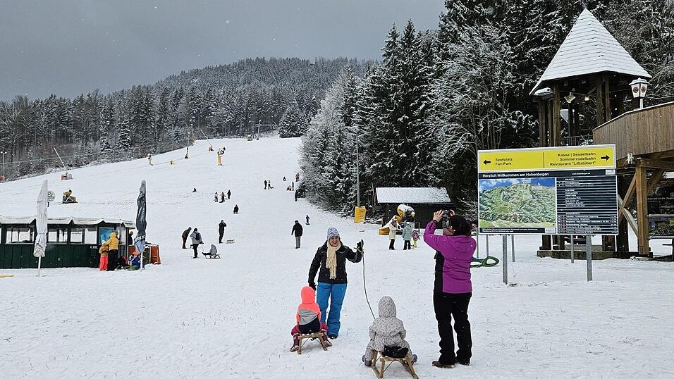 Noch ist die Schneedecke zu d&uuml;nn, um die Skipiste zu pr&auml;parieren. Doch die Schlittenfahrer haben am Hohenbogen schon ihren Spa&szlig;.