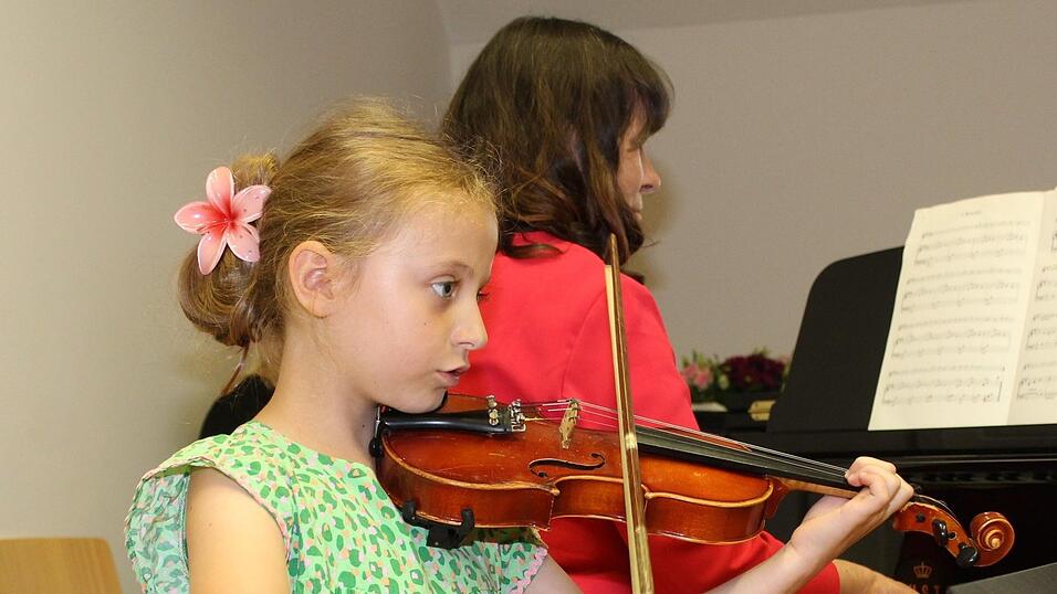 Begleitet von Institut-Leiterin Stanislava Klinzing am Klavier, spielte Katharina Winter auf ihrer Violine.