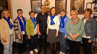 Die neugew&auml;hlten F&uuml;hrungskreismitglieder des KDFB Neukirchen: Diana Pongratz, Angelika Kerscher, Renate Neumeyer, Michaela Prechtl, Elisabeth Schreiner und Ramona Brandl (v.r.) mit geistlichem Beirat Pfarrer Augustinus und Bezirksvorsitzender Lisa Amberger (2.v.l.)