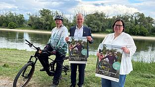 Zum Kilometer-Schrubben per Fahrrad laden ein: (v.l.) Stadtradeln-Koordinator Karsten Wirler, Bürgermeister Thomas Etschmann und Kulturreferentin Susanne Brotzaki. Zum Kilometer-Schrubben per Fahrrad laden ein: (v.l.) Stadtradeln-Koordinator Karsten Wirler, Bürgermeister Thomas Etschmann und Kulturreferentin Susanne Brotzaki.