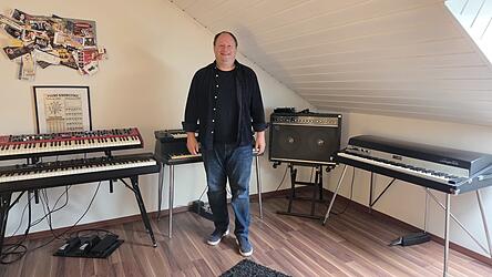Hans Traurig jun. in seinem Musikzimmer: Das Spielen auf Keyboards und dem Klavier ist seine Leidenschaft.