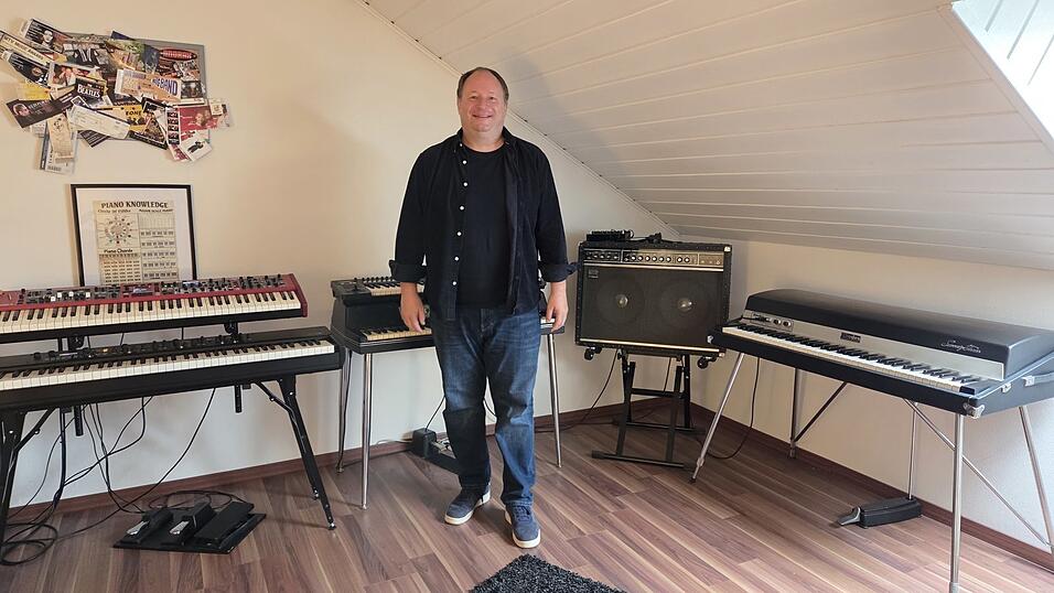Hans Traurig jun. in seinem Musikzimmer: Das Spielen auf Keyboards und dem Klavier ist seine Leidenschaft.
