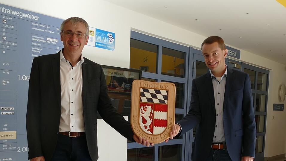 Landrat Werner Bumeder freut sich auf eine vertrauensvolle Zusammenarbeit mit dem neuen Gesch&auml;ftsleiter Markus Allmannshofer.