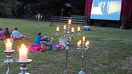 Die 'Licht-Spiele' sind ein Sommererlebnis auf der Gemeindewiese.