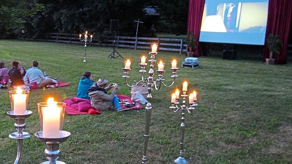 Die 'Licht-Spiele' sind ein Sommererlebnis auf der Gemeindewiese.