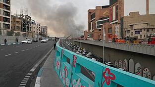 Beim Eintreffen der Einsatzkr&auml;fte stand die Halle fast vollst&auml;ndig in Flammen, dichter Rauch stieg in den Himmel.