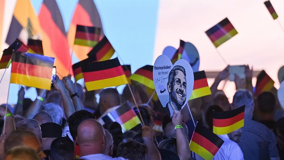 Mit einer Kundgebung in einer Messehalle in Magdeburg hat die AfD offiziell ihren Wahlkampf vor der Landtagswahl am 6. September gestartet. Mit einer Kundgebung in einer Messehalle in Magdeburg hat die AfD offiziell ihren Wahlkampf vor der Landtagswahl am 6. September gestartet.