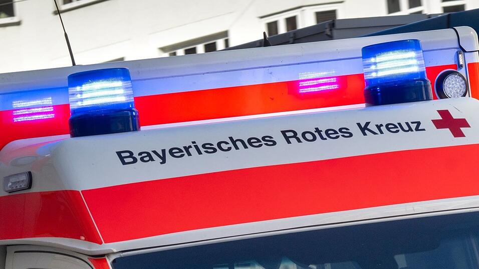 Der Rettungsdienst bringt den Mann ins Krankenhaus. (Symbolbild) Der Rettungsdienst bringt den Mann ins Krankenhaus. (Symbolbild)