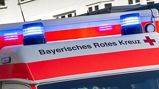Der Rettungsdienst bringt den Mann ins Krankenhaus. (Symbolbild) Der Rettungsdienst bringt den Mann ins Krankenhaus. (Symbolbild)