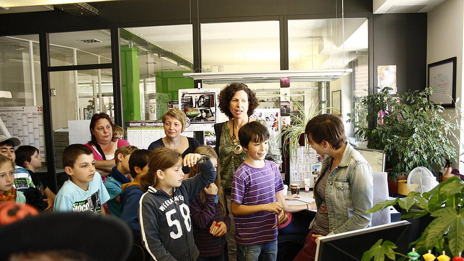 In der Kinder- und Jugendredaktion zeigte Redakteurin Tanja Pfeffer den Schülern um Lehrerin Frau Schmitz, wie die Kindernachrichten entstehen und woher die Texte und Ideen kommen. Vor allem das Jugendmagazin 'Freistunde' weckte das Interesse der Kinder. (Foto: Gabauer) In der Kinder- und Jugendredaktion zeigte Redakteurin Tanja Pfeffer den Schülern um Lehrerin Frau Schmitz, wie die Kindernachrichten entstehen und woher die Texte und Ideen kommen. Vor allem das Jugendmagazin 'Freistunde' weckte das Interesse der Kinder. (Foto: Gabauer)