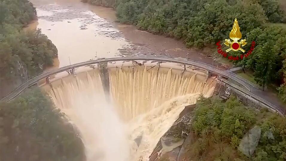 Das Standbild aus einem Video der italienischen Feuerwehr zeigt den Fluss Valla. Das Standbild aus einem Video der italienischen Feuerwehr zeigt den Fluss Valla.