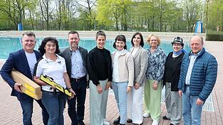 Gemeinsam f&uuml;r die F&ouml;rderung des Schwimmunterrichts: Armin K&ouml;berl (Gesch&auml;ftsf&uuml;hrer des AK &bdquo;Sport in Schule und Verein&ldquo;), SC-53-Vorsitzende Christine Hauner-Stippler, Schulrat Christian Schie&szlig;l, Sonja Becker (Sportreferentin der Regierung), die beiden Schwimmlehrerinnen Yvonne Klinger und Christina Me&szlig;mer, Eva Strasser (Leiterin des st&auml;dtischen Schulverwaltungsamts), Stadtbad-Leiterin Jasmin Mineif und Stadtrat Hans-Peter Summer (CSU)