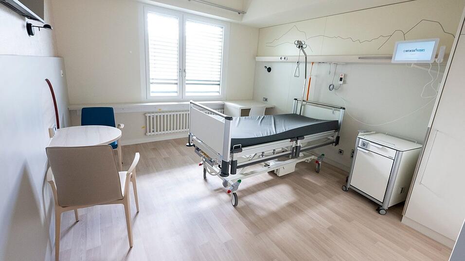 Ein Patientenzimmer für Menschen, die zusätzlich für Leistungen zahlen. Ein Patientenzimmer für Menschen, die zusätzlich für Leistungen zahlen.