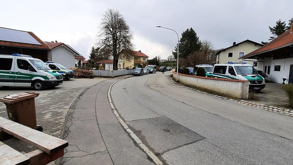 In Gingkofen waren am Dienstag etwa 30 Beamte im Einsatz, um mehrere Gebäude zu durchsuchen.