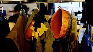 Der umfangreiche Fundus des Festspielvereins, teils mit sehr hochwertigen authentischen Gewandungen, braucht ausreichend Platz.