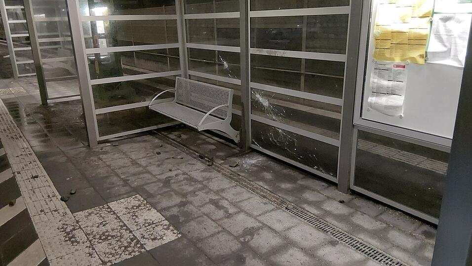 Die zerbrochene Scheibe im Warteh&auml;uschen.