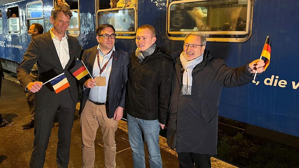 Freudiger Empfang f&uuml;r den neuen Nachtzug im nordfranz&ouml;sischen Aulnoye-Aymeries.