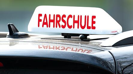 Bundesverkehrsminister Patrick Schnieder (CDU) will Pr&uuml;fungen und Pr&uuml;fungsstoff auf dem Weg zur Fahrerlaubnis abbauen.