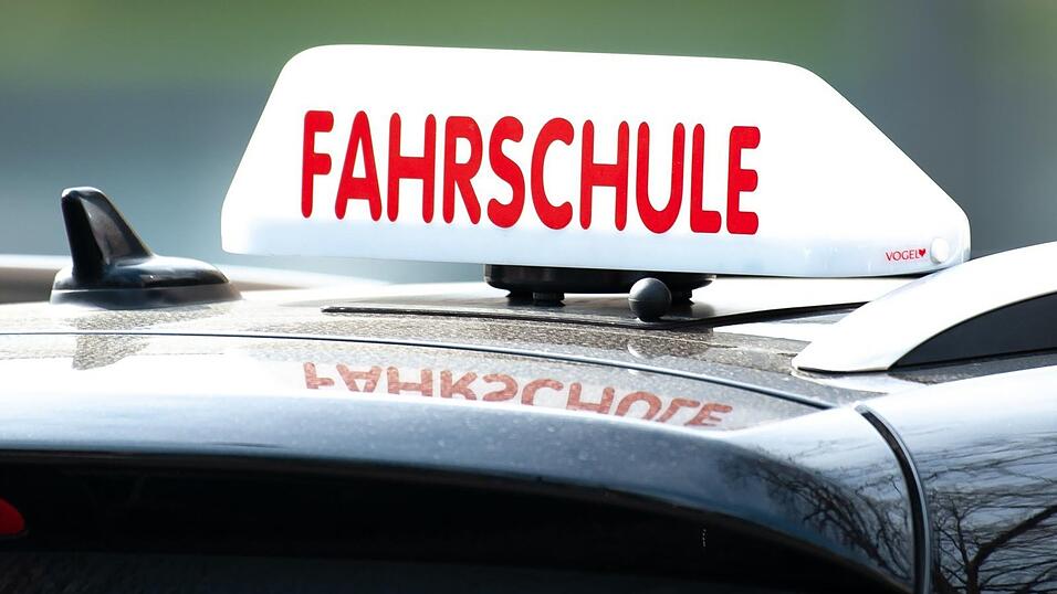 Bundesverkehrsminister Patrick Schnieder (CDU) will Pr&uuml;fungen und Pr&uuml;fungsstoff auf dem Weg zur Fahrerlaubnis abbauen.