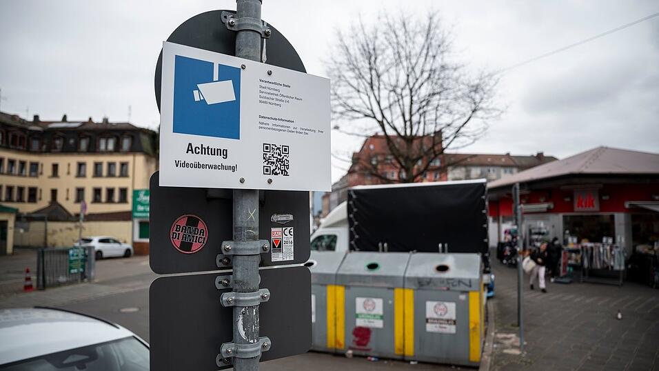 Schilder weisen auf die Videoüberwachung an den Glascontainern in der Nürnberger Südstadt hin. Dabei handelt es sich um ein Pilotprojekt. Schilder weisen auf die Videoüberwachung an den Glascontainern in der Nürnberger Südstadt hin. Dabei handelt es sich um ein Pilotprojekt.