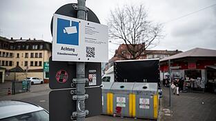 Schilder weisen auf die Video&uuml;berwachung an den Glascontainern in der N&uuml;rnberger S&uuml;dstadt hin. Dabei handelt es sich um ein Pilotprojekt.