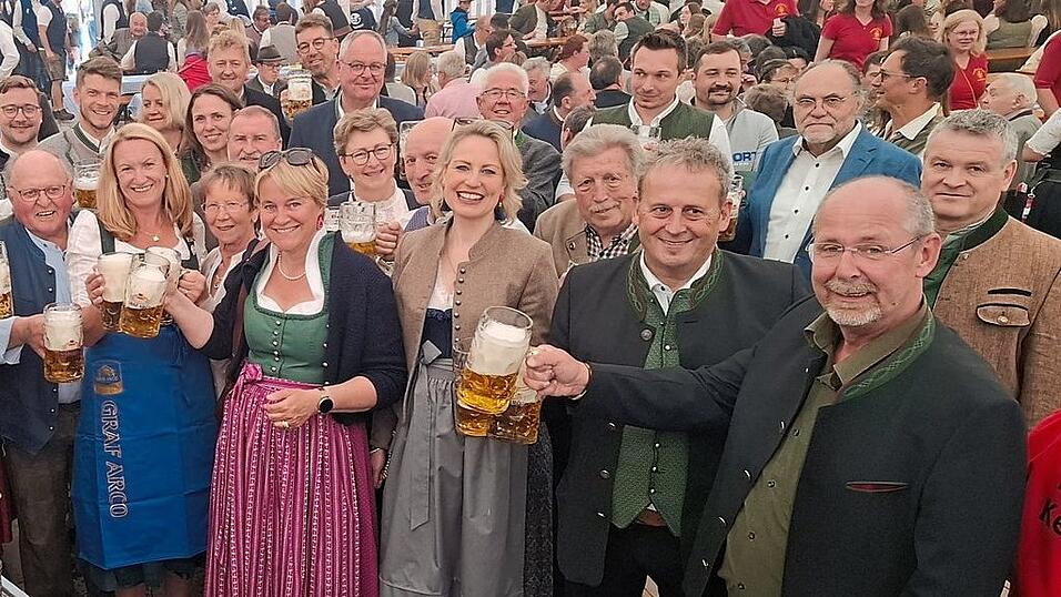 Die erste kühle Maß des süffigen Festbieres von Graf Arco wurde ausgeschenkt. Die erste kühle Maß des süffigen Festbieres von Graf Arco wurde ausgeschenkt.