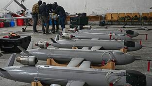 Mit ihren massiven Drohnenangriffen im russischen Hinterland will die Ukraine Moskau wieder an den Verhandlungstisch zwingen. (Archivbild) Mit ihren massiven Drohnenangriffen im russischen Hinterland will die Ukraine Moskau wieder an den Verhandlungstisch zwingen. (Archivbild)