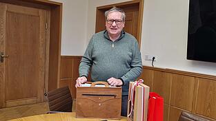 Seine Tasche zeigt Klaus H&ouml;henberger mit Stolz. Sie leistete ihm 47 Jahre treue Dienste - und begleitete ihn auch an seinem letzten Arbeitstag.