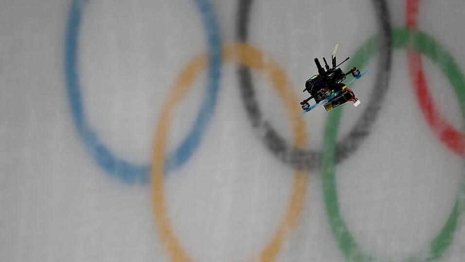 Eine Drohne fliegt durch den Eiskanal von Cortina d'Ampezzo. (Archivbild) Eine Drohne fliegt durch den Eiskanal von Cortina d'Ampezzo. (Archivbild)