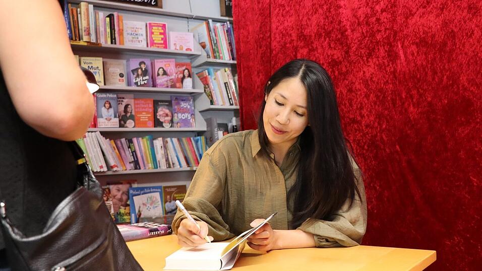 Für Autorin Leh-Wei Liao war die Lesung am Donnerstagabend in der Buchhandlung Bücherwurm die erste Lesung. Sie ist mit ihrem Debütroman bereits für den wichtigsten deutschen Literaturpreis nominiert. Für Autorin Leh-Wei Liao war die Lesung am Donnerstagabend in der Buchhandlung Bücherwurm die erste Lesung. Sie ist mit ihrem Debütroman bereits für den wichtigsten deutschen Literaturpreis nominiert.