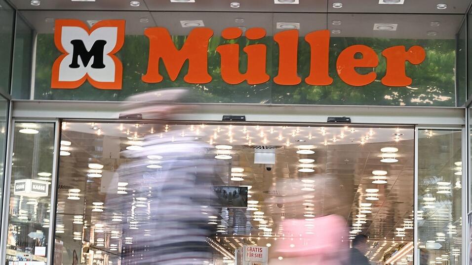 Drogeriemarktkette M&uuml;ller besch&auml;ftigt rund 35.500 Menschen. (Archivbild)