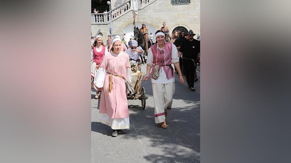 Die schönsten Augenblicke des historischen Drachenstich-Festzuges 2016. Die schönsten Augenblicke des historischen Drachenstich-Festzuges 2016.