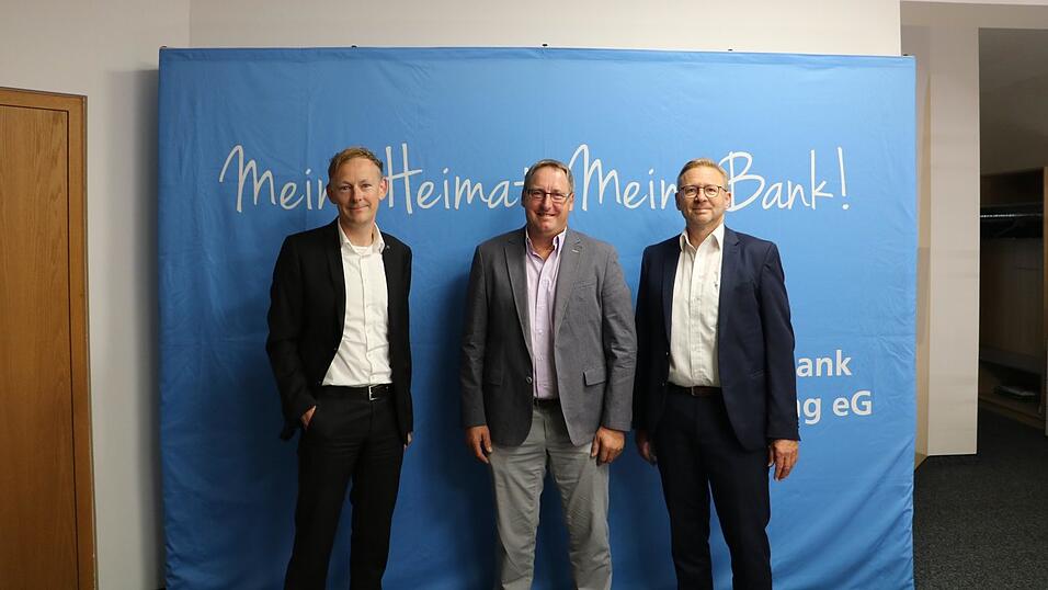 Marktvorstand Michael Wurm, Aufsichtsratvorsitzender Alois M&uuml;hlbauer und Marktfolgevorstand Reinhard Stahl (v.l.) ziehen ein gemischtes Fazit f&uuml;r das Jahr 2022.