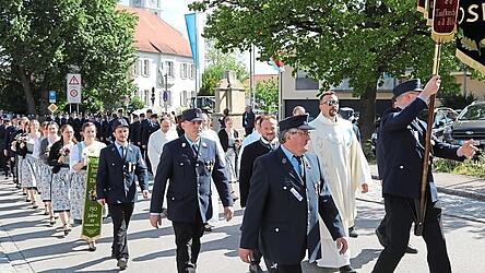 Die Freiwillige Feuerwehr Moosen beim Festzug zum Feuerwehrhaus.