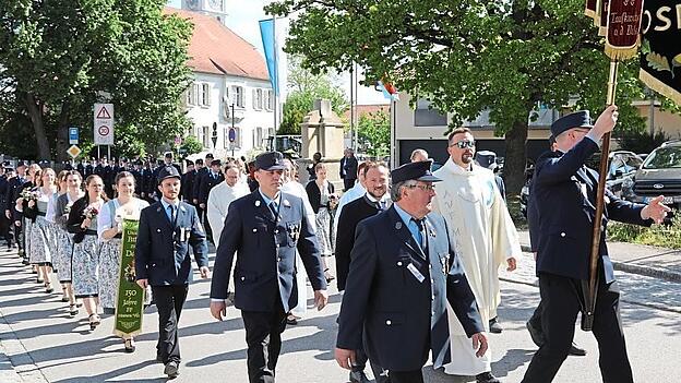 Die Freiwillige Feuerwehr Moosen beim Festzug zum Feuerwehrhaus.