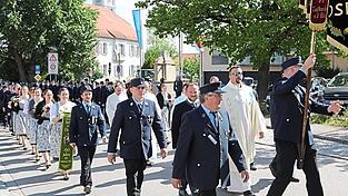 Die Freiwillige Feuerwehr Moosen beim Festzug zum Feuerwehrhaus.