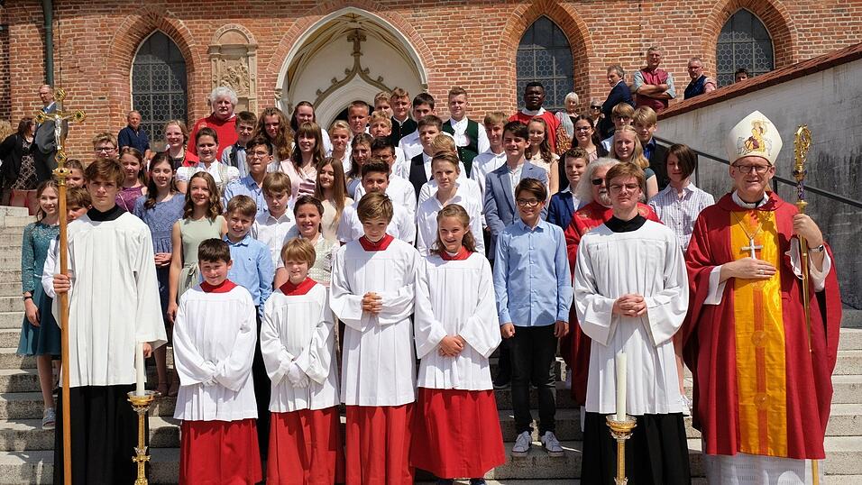 Die Firmlinge und der liturgische Dienst nach dem Gottesdienst mit Weihbischof Dr. Josef Graf aus Regensburg.