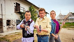 Sebastian Bezzel (Mitte) als Franz Eberhofer mit Gerhard Wittmann als sein Bruder Leopold und Lisa Maria Potthoff als Eberhofer-Freundin Susi in 'Guglhupfgeschwader' Sebastian Bezzel (Mitte) als Franz Eberhofer mit Gerhard Wittmann als sein Bruder Leopold und Lisa Maria Potthoff als Eberhofer-Freundin Susi in 'Guglhupfgeschwader'