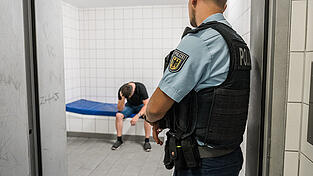 Sein Drogenkonsum hatte f&uuml;r den Vater weitreichende Folgen: Er landete in Haft. (Symbolbild)