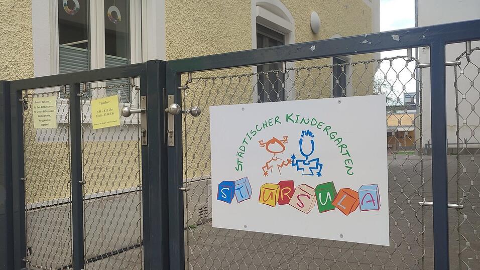 Durch dieses Tor stapfen bald keine kleinen Kinderf&uuml;&szlig;e mehr: Der Kindergarten St. Ursula am Stadtgraben ist in wenigen Wochen Geschichte. Sehr zum Unmut der betroffenen Eltern und wohl auch deren Kindern, die nun in f&uuml;nf andere st&auml;dtische Einrichtungen verteilt werden.