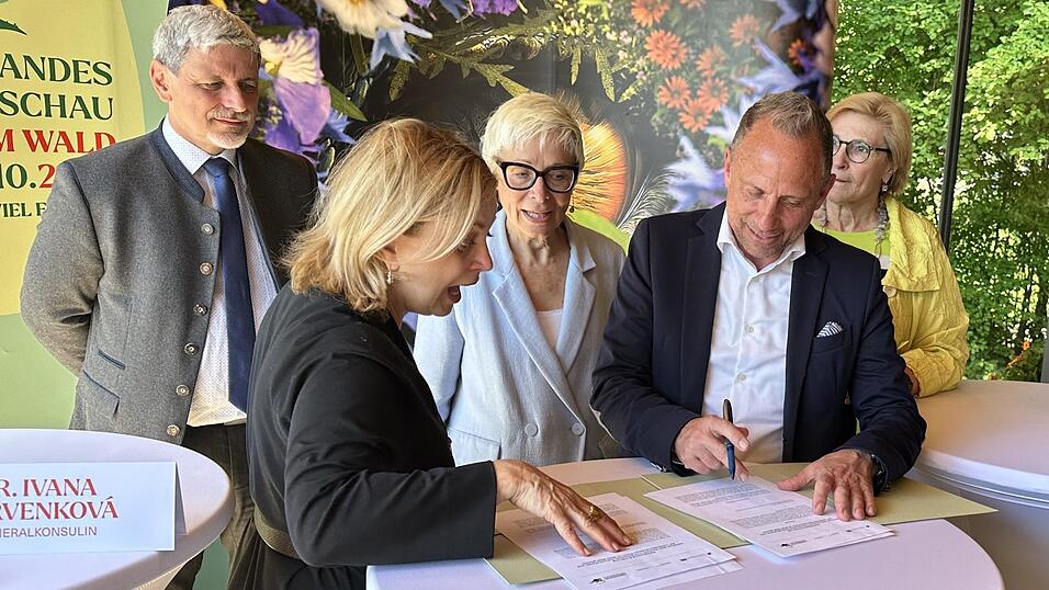 Bei der Unterzeichnung: Generalkonsulin Dr. Cervenkova und Umweltminister Glauber, dahinter Bürgermeister Bauer, Claudia Knoll und Petra Ernstberger (von links). Bei der Unterzeichnung: Generalkonsulin Dr. Cervenkova und Umweltminister Glauber, dahinter Bürgermeister Bauer, Claudia Knoll und Petra Ernstberger (von links).